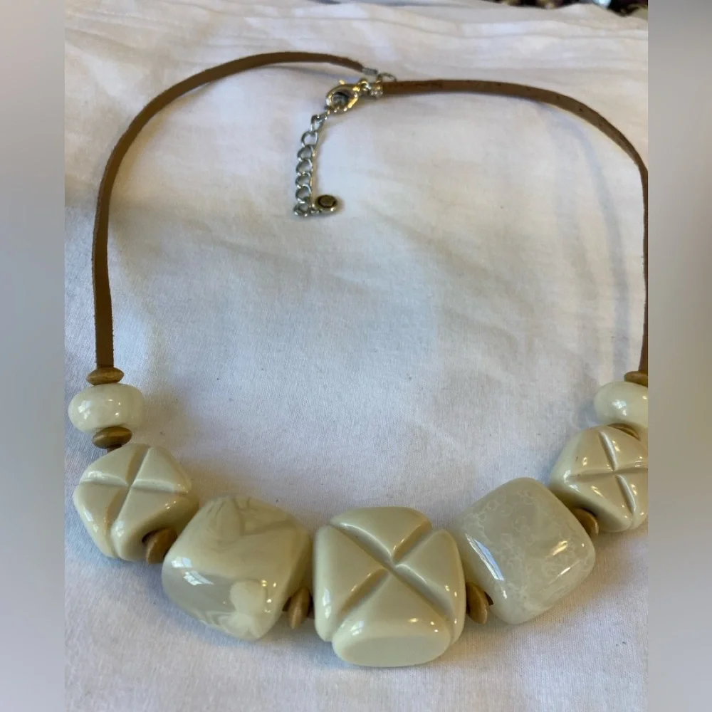 Carved Lucite Vintage Necklace Leather Cord Brown - Picture 1 of 7